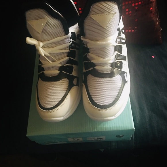 Akira’s  Size 8 priced at $49.99. Sale $25 - Picture 3 of 4